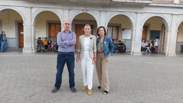 La candidata de la lista del PSOE, Mari carmen Gálvez, junto a dos miembros de la candidatura socialista 