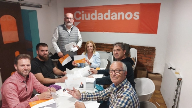 EL candidato de Ciudadanos, Juanma Ocaña en su sede 