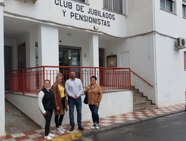 El candidato de Vox a la alcaldía, David Navarro junto a varios miembros de su candidatura