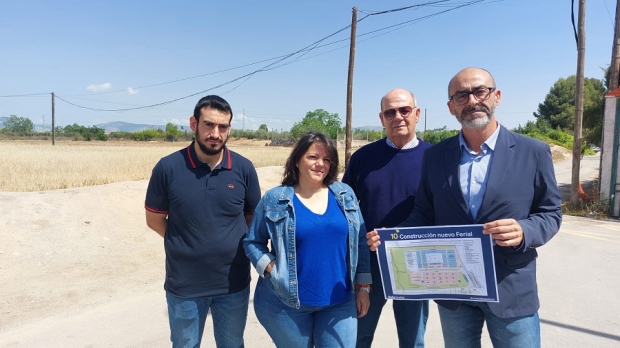 El candidato del PP a la alcaldía, Salustiano Ureña, junto a los terrenos del futuro ferial 