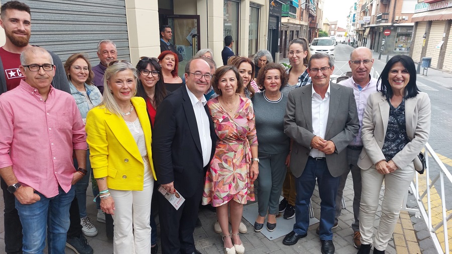 La candidata del PSOE, ESther Carvajal, junto al ministro de cultura y al presidente de la Diputación 