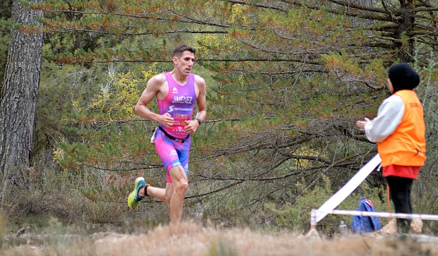 David Sánchez, ganador masculino de la prueba, en un momento de la carrera a pie (J. PALMA)