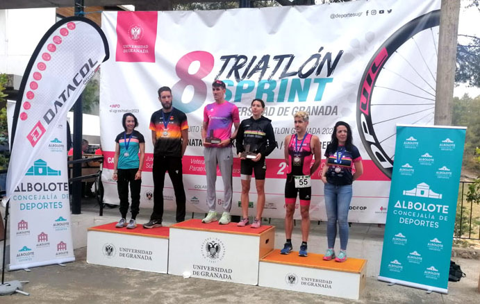 Podio de los ganadores del VIII Triatl�n Sprint de la Universidad de Granada 