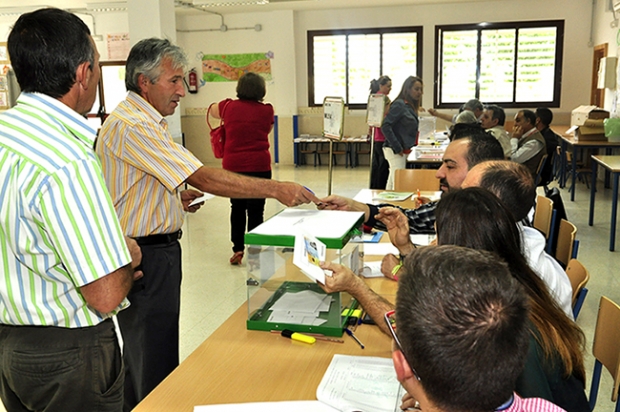 Ciudadanos ejercen su derecho al voto en los comicios de 2019