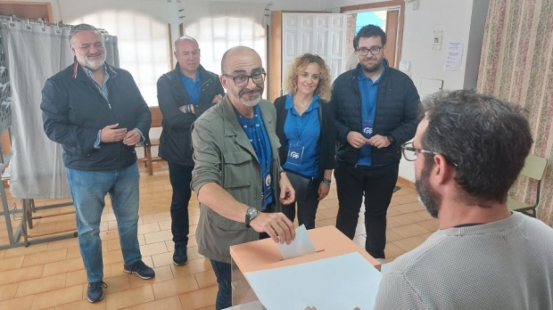 El candidato por el PP, Salustiano Ureña, ejerciendo su derecho al voto 