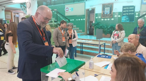 Candidato de Ciudadanos, Juanma Ocaña, ejerciendo su derecho al voto 
