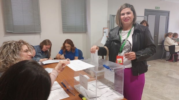 La candidata de IU para la Gente, Lidia Milena, ejerciendo el derecho al voto 