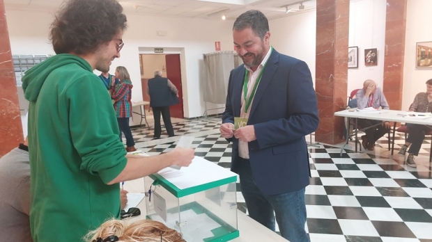 El candidato de Vox, David Navarro, ejerciendo su derecho al voto 