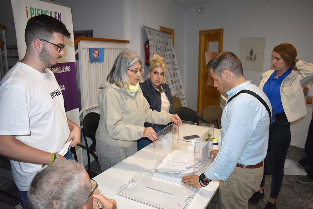 Recuento de votos en una de las mesas electorales de Albolote.
