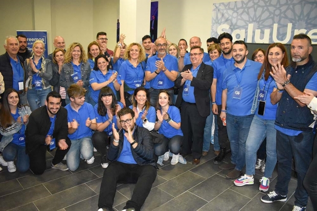 El candidato a la alcaldía por el PP, Salustiano Ureña, junto a militantes en la noche electoral 