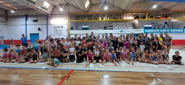 Foto de familia del cierre de la temporada de la escuela municipal de gimnasia acrobática y parkour (J. PALMA)