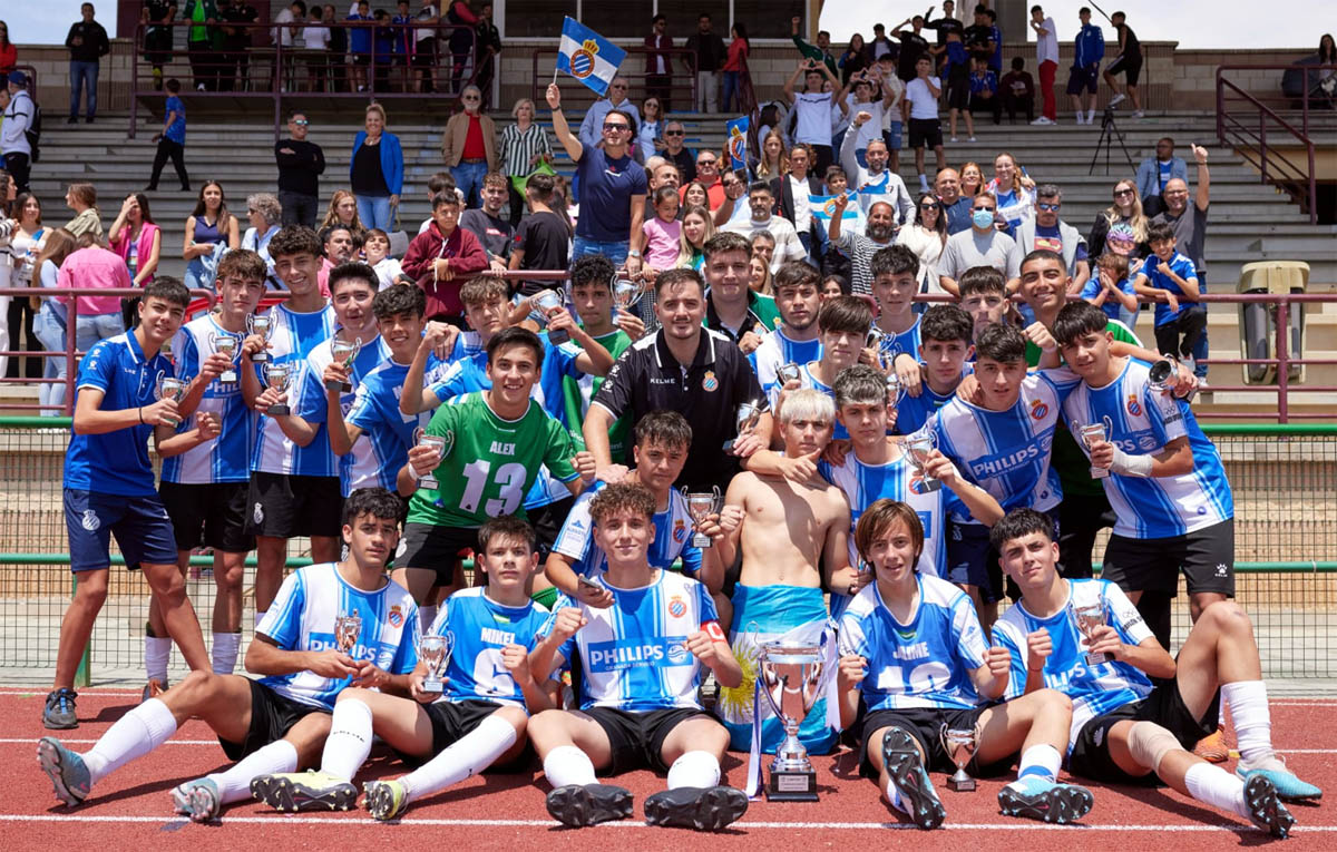 Los jugadores y técnicos del equipo cadete A celebran el ascenso y campeonato (ESPAÑOL ALBOLOTE)