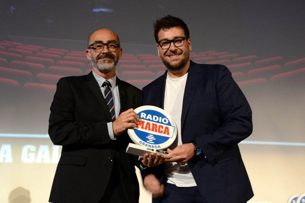 Salustiano Ureña, alcalde de Albolote, y Juan José Martínez, concejal de Deportes, posan con el premio de Radio Marca Granada