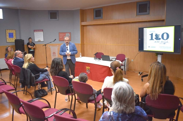 El profesor, Andrés Palma, durante el acto de presentación de la antología de poemas del Ave María.