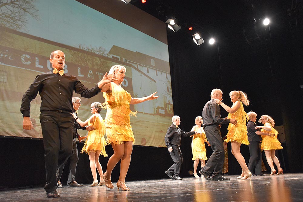 Varios momentos de las actuaciones del alumnado de los talleres municipales de baile durante la gala de fin de temporada.