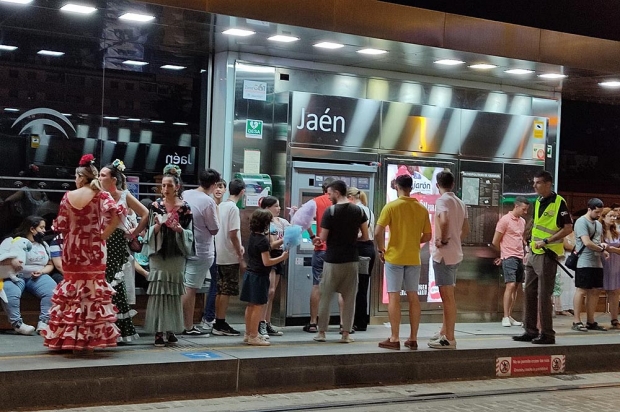 Usuarios del metro en la parada Jaén, la más cercana al ferial granadino.