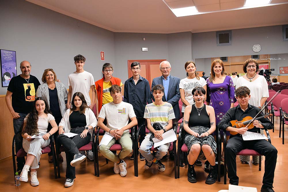 Jóvenes poetas y músicos durante el acto del Ateneo en Albolote.