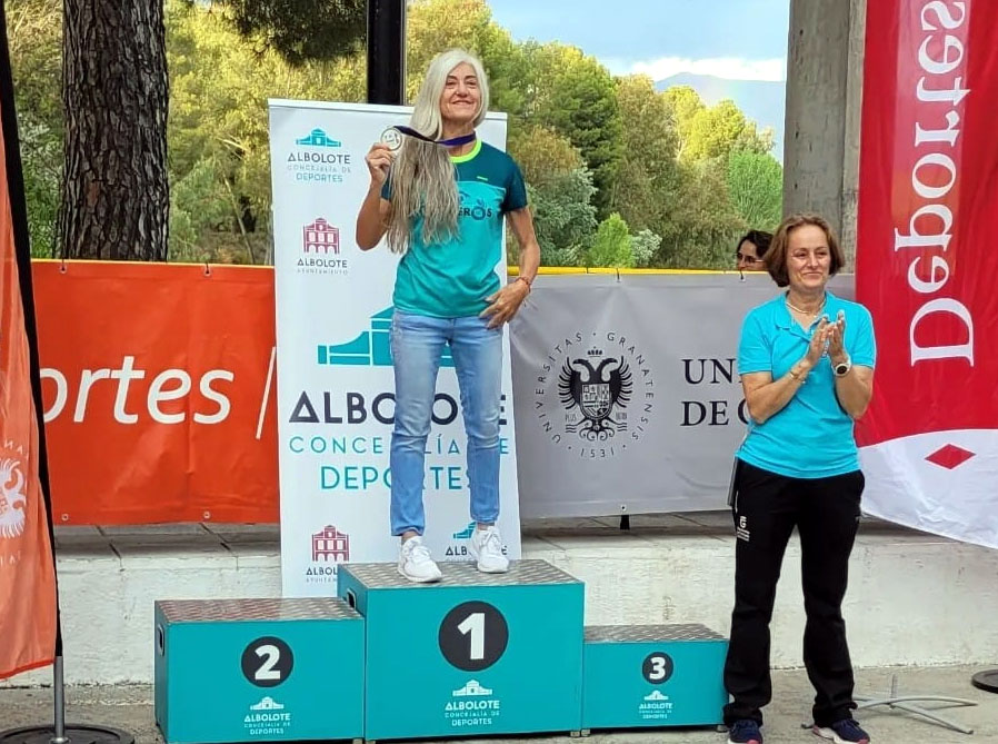 Carmen Ib��ez, nadadora local, en el podio (DEPORTE ALBOLOTE)