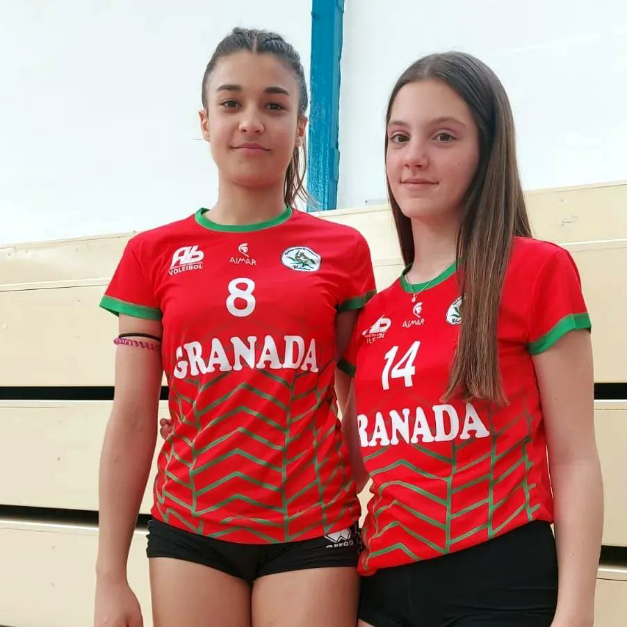 María Sánchez, a la izquierda, junto a Noe Jiménez con la camiseta de la selección granadina