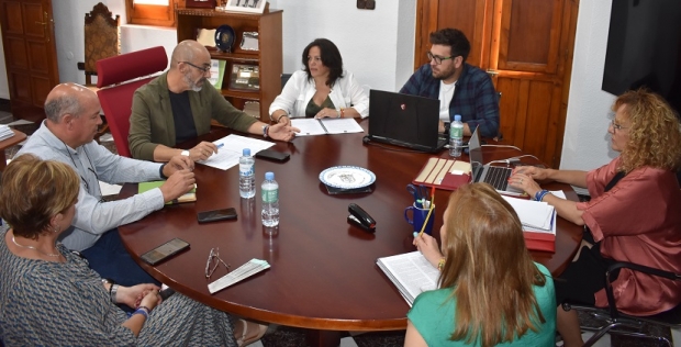 Los concejales electos del PP junto al alcalde en funciones, Salustiano Ureña, en una reunión de trabajo 