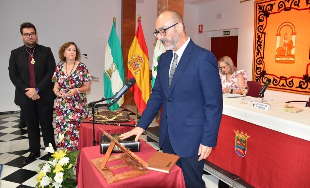 Salustiano Ureña, jurando su cargo como alcalde de Albolote 