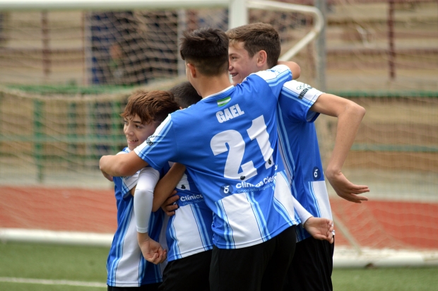 Jugadores del Español Albolote celebran un gol esta temporada (J. PALMA)