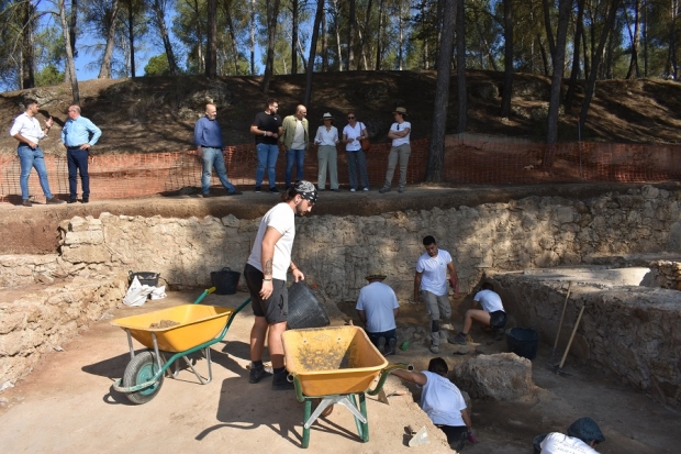 El alcalde y autoridades visitan las excavaciones del  yacimiento romano del cortijo del Canal 