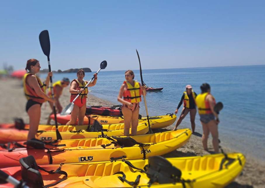Un grupo de participantes practica deportes acuáticos en Salobreña en la jornada Mujer y Deporte de este año.