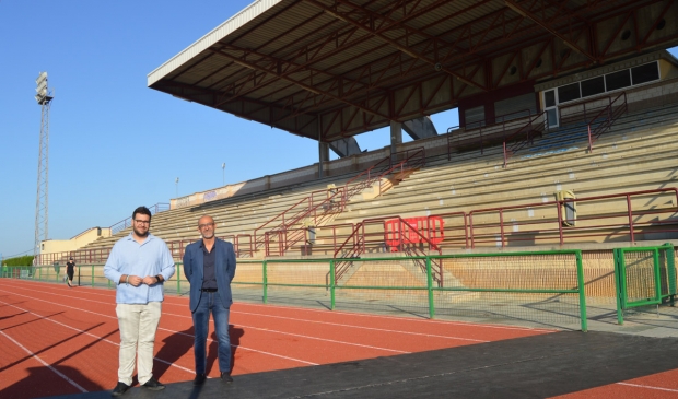 Salustiano Ureña junto a Juan José Martínez junto a la grada del campo de fútbol (J. PALMA)