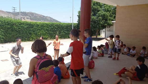 Un grupo de escolares se divierte en el programa de conciliación familiar de la Casa de la Juventud