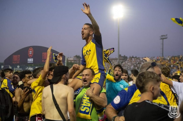 Ernesto Gómez en plena celebración del ascenso a Segunda División (AD ALCORCÓN) 