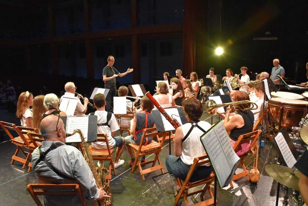 Juan Miguel Nievas dirige las audiciones de final de curso en el teatro de la Casa de la Cultura.