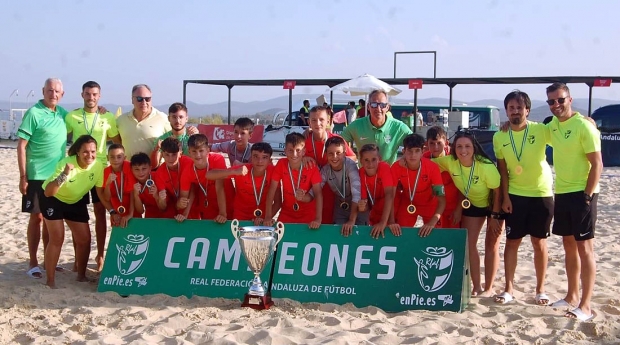 Damián García, de pie en el centro de la imagen, con la selección granadina de fútbol playa (RFAF)