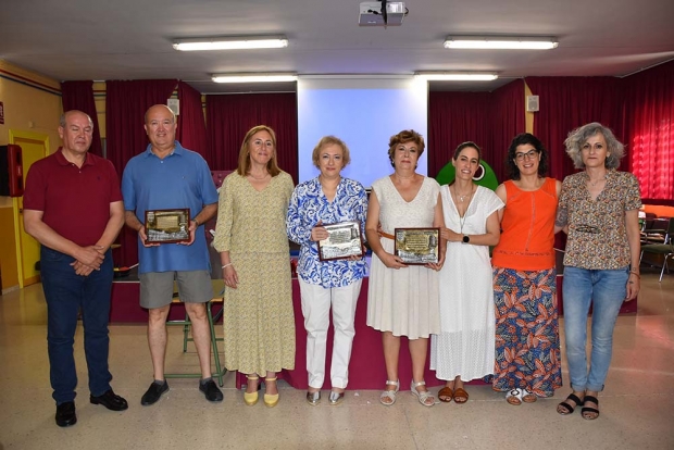 Los docentes muestran sus placas acompañados de compañeros del colegio Tínar y de concejales del Ayuntamiento.