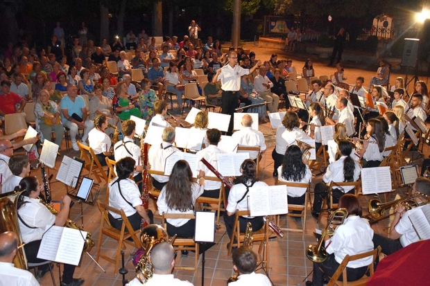 La Banda de Música de Albolote durante una de sus actuaciones. Abajo, espectáculo musical y de malabares durante la segunda jornada.