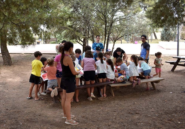 Escolares de las colonias urbanas y la ludo de verano de El Chaparral realizan manualidades en Los Pinos.