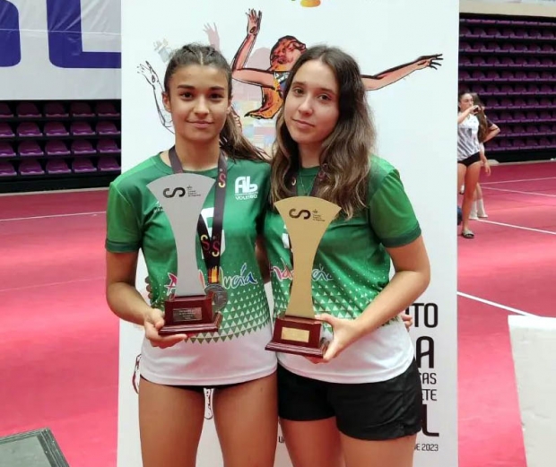 María y Sara Sánchez con los trofeos conquistados en el Campeonato de España de Voleibol (ALBOLOTE CV`16)