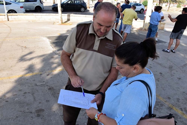 La concejala de Fiestas y un operario municipal durante el reparto de parcelas para las fiestas 2023.