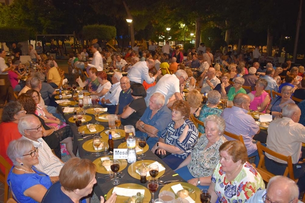 Ambiente en la cena de mayores que se celebró en el parque Guaynabo. Abajo, el alcalde y concejales del equipo de Gobierno acompañaron a los jubilados.