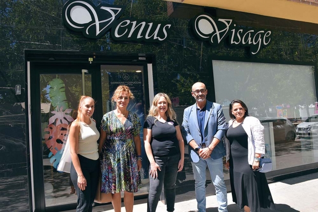 El alcalde, concejales y trabajadoras de Venus Visage durante la visita institucional. 