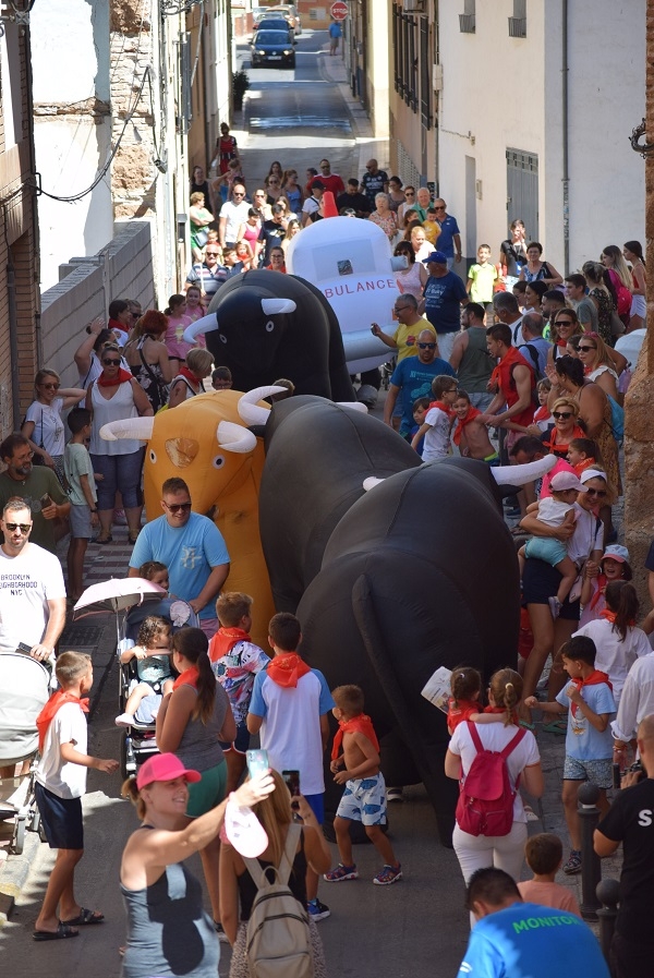 El encierro de toros hinchables por la calle Enmedio 