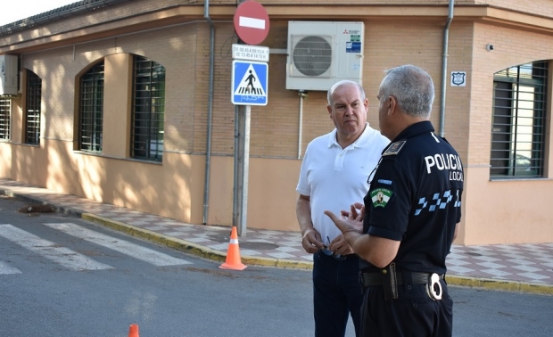 El concejal responsalbe de la Policía Local, José Miguel Rodríguez, y el jefe de la Policía Local, Rafa Ramírez, en el colegio Abadía