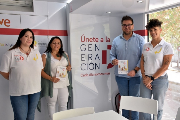 El concejal de Nuevas Tecnologías, Juanjo Martínez, visitó el autobús de la Generación D