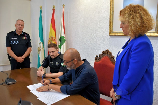 El alcalde de Albolote, Salustiano Ureña, firma el contrato con el nuevo agente de la Policía Local