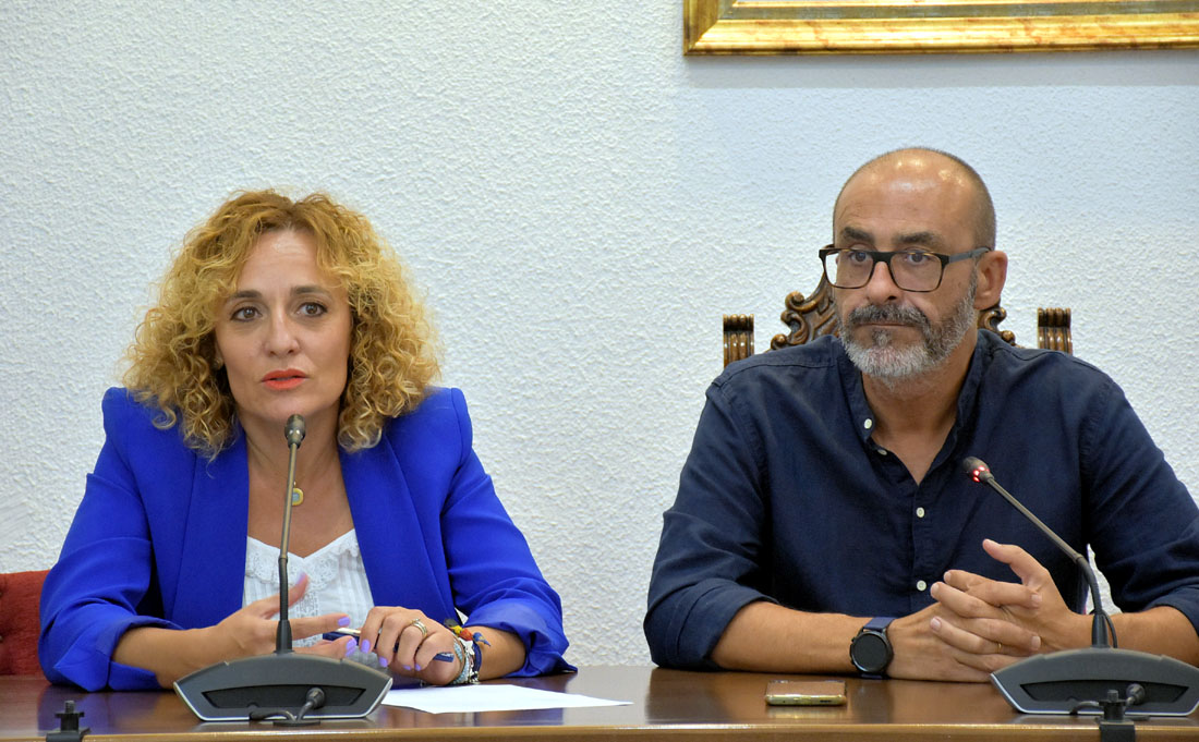 Marta Nievas junto a Salustiano Ureña en un momento de la rueda de prensa 
