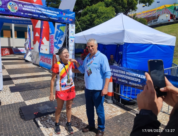 María de la Fuente tras cruzar la línea de meta en la localidad portuguesa de Madeira