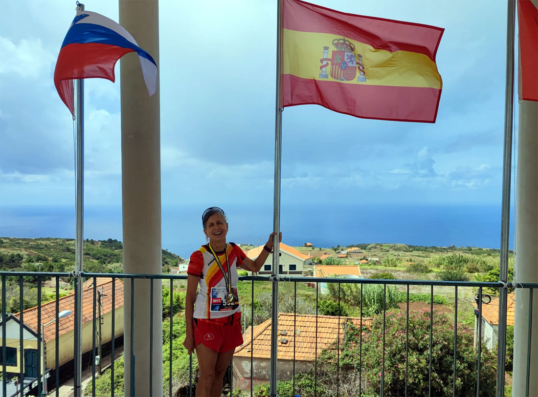 Mar�a de la Fuente en Madeira junto a la bandera de Espa�a