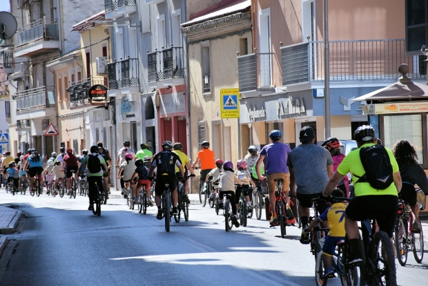 Paseo ciclista por la calle Granada 