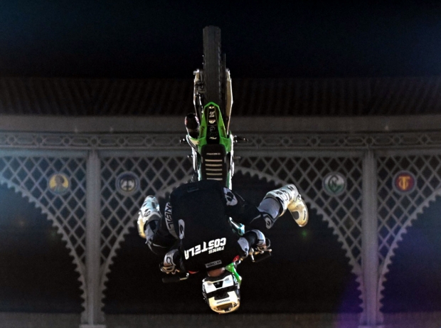 Francis Costela realiza una acrobacia con su moto en la Plaza de Toros de Granada (J. PALMA)