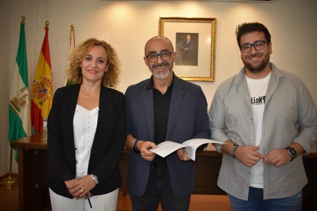 El alcalde, Salustiano Ureña junto a la presidenta del PP, Marta Nievas, y el presidente de NNGG, Juanjo Martínez